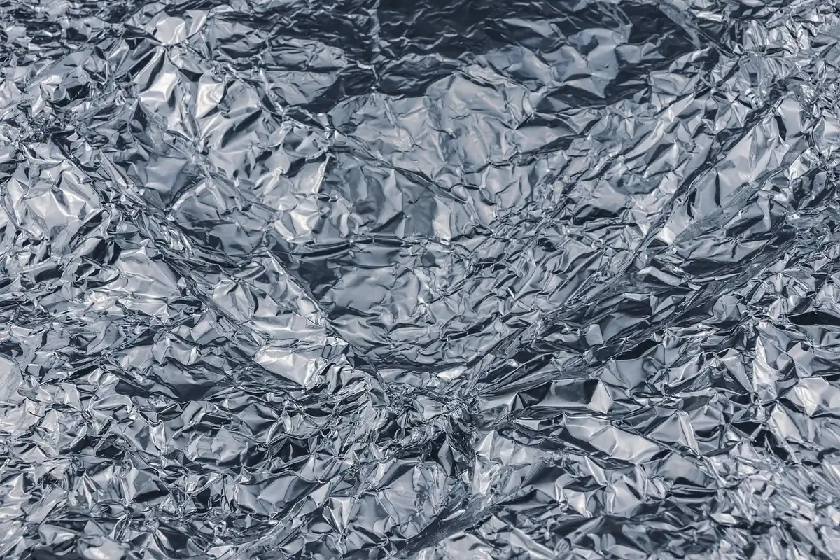 Wrapped food in aluminum foil creating an oxygen-poor storage environment