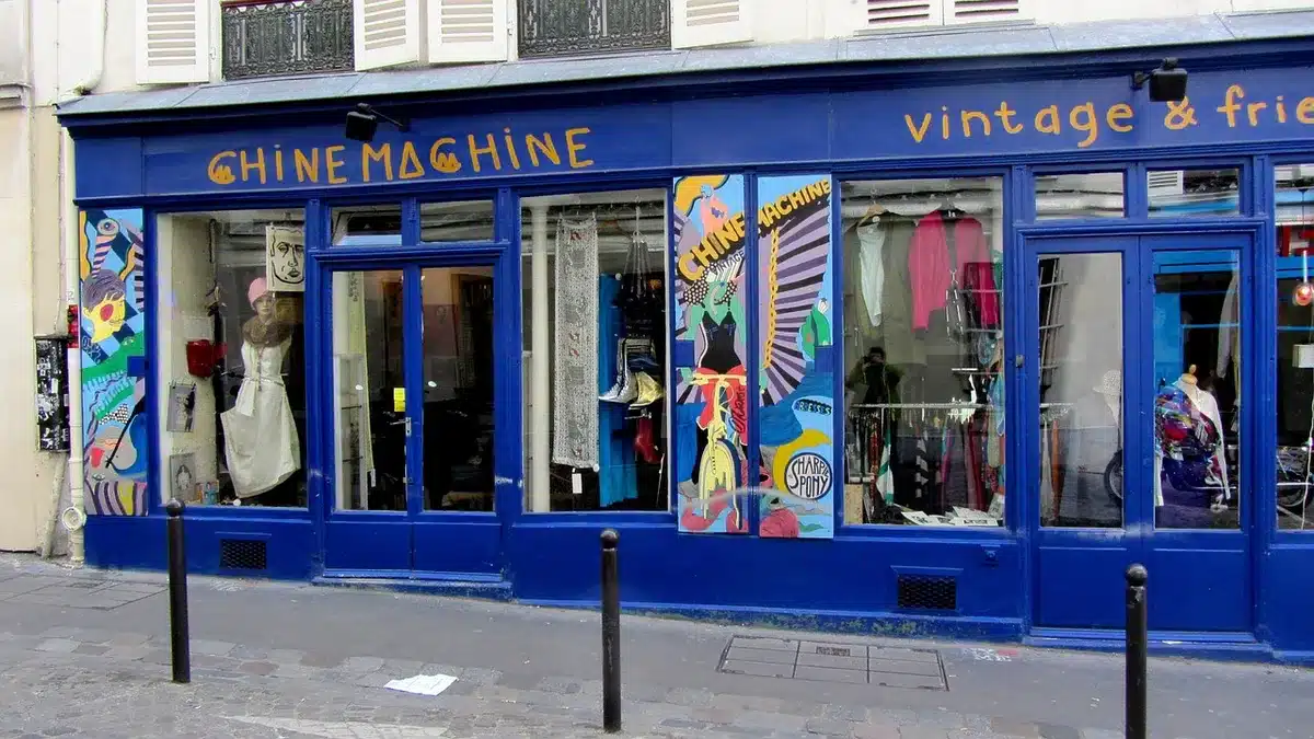 Vitrine de magasin fermée en France avec panneaux de fermeture